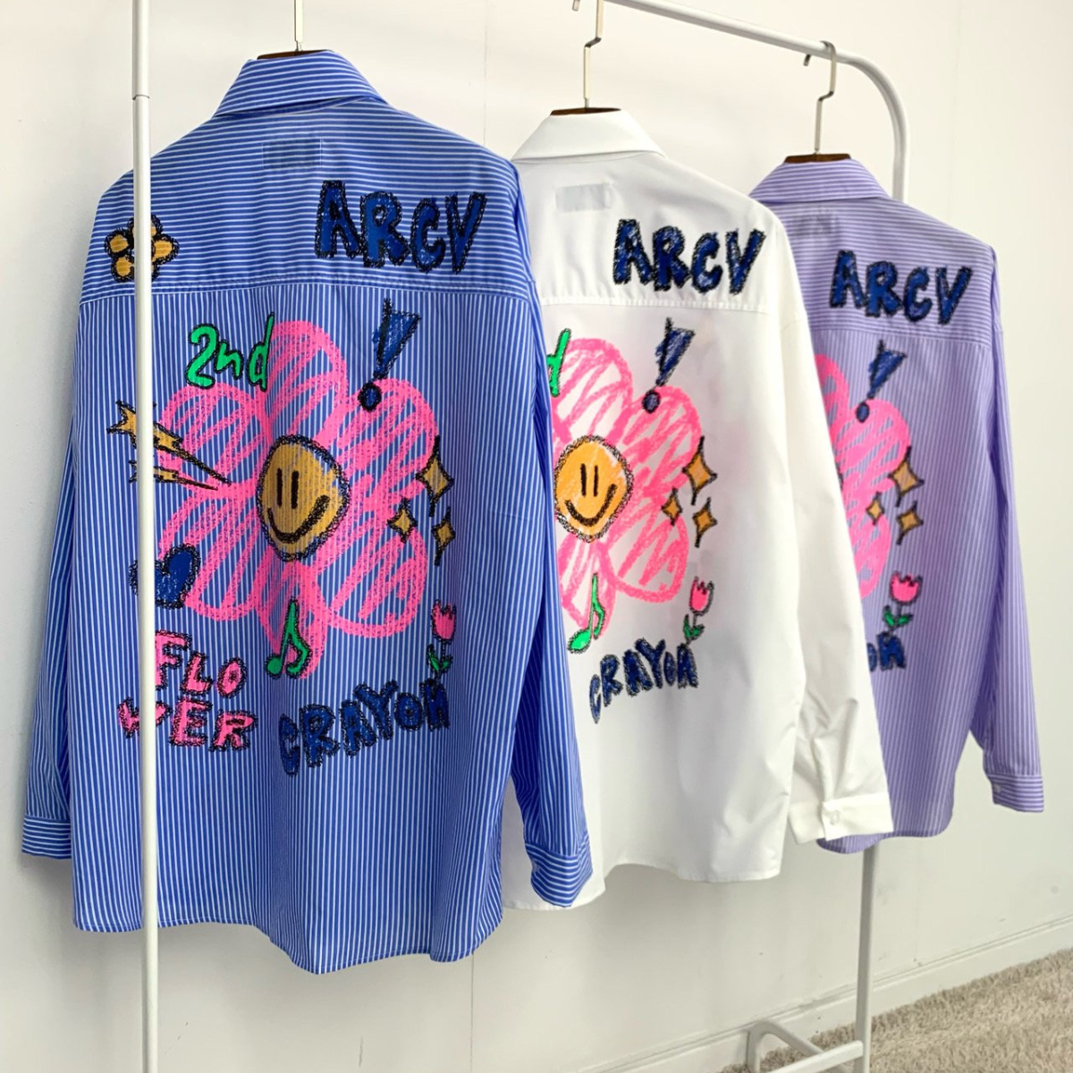 ブラックシャツの背面デザインとシルエットがわかる後ろ姿写真