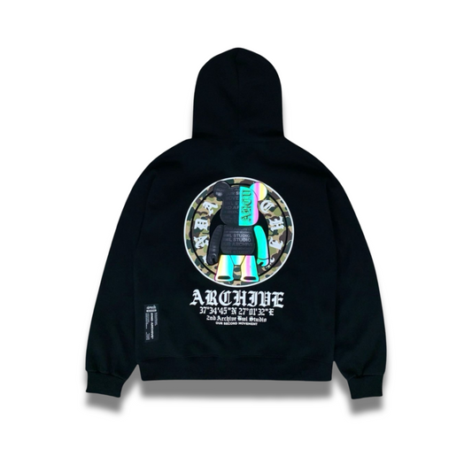 胸元にミリタリー風サークルロゴとテディベアデザインが入ったパーカーの正面写真