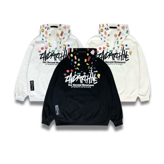 胸元に小さなワンポイントデザインが入ったブラックパーカーの正面写真