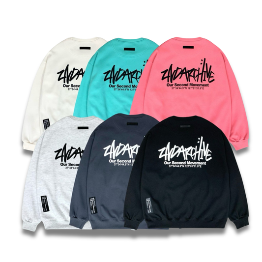 ブラックカラーのロゴスウェットを着たモデルの着用イメージ