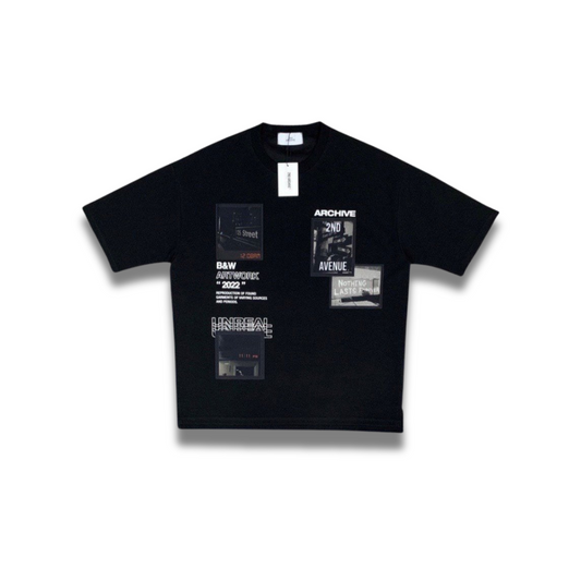 ホワイトベースにブラックフォトグラフィックを配置した、韓国系ストリートTシャツ