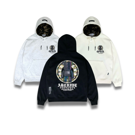 ブラックパーカーにプリントされたミリタリーベアロゴのディテールアップ