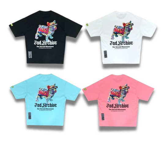 友達同士やカップルコーデにも使える、カラフルな犬デザインのTシャツ