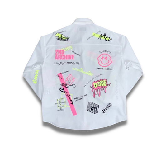 韓国ファッションらしい白シャツ、ストリートとポップが融合したデザイン