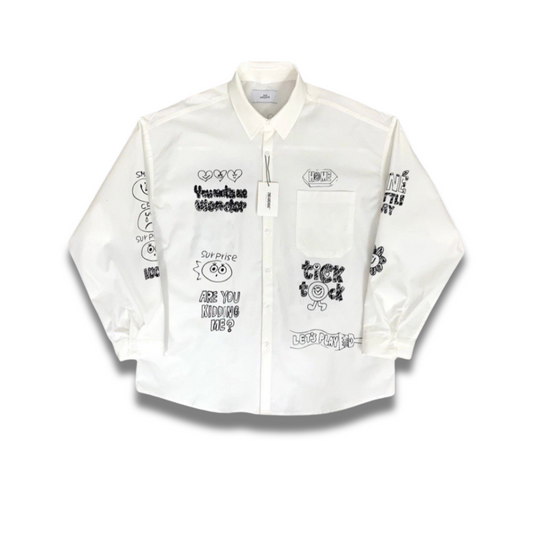 韓国風カジュアルコーデにぴったりなホワイトシャツ、手描きイラストがポップな印象