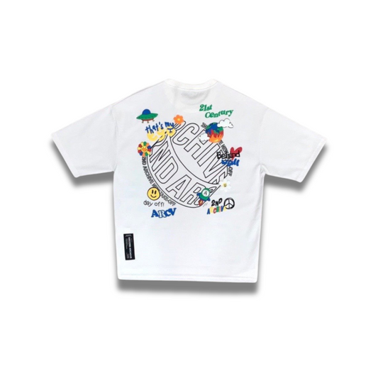 ホワイトベースに遊び心のあるカラフルプリントを散りばめたTシャツ、ユニセックス対応