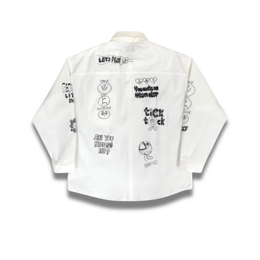 白ベースにブラックプリントが際立つ、韓国系ストリートスタイルの長袖シャツ