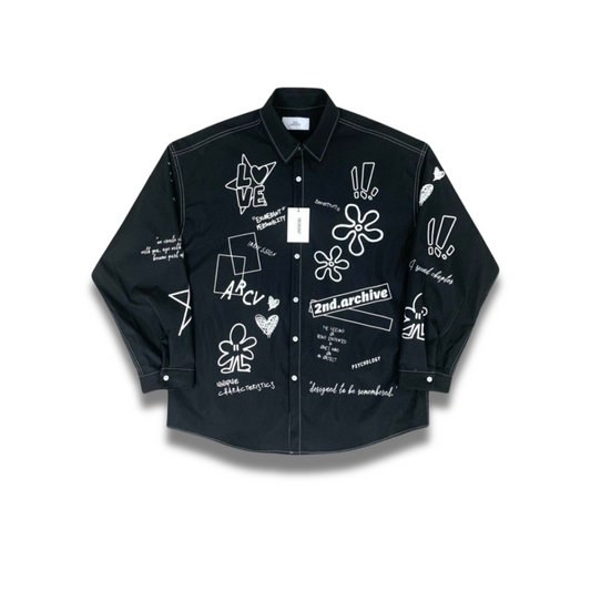 ブラックシャツに施された星と花のプリントのディテールアップ