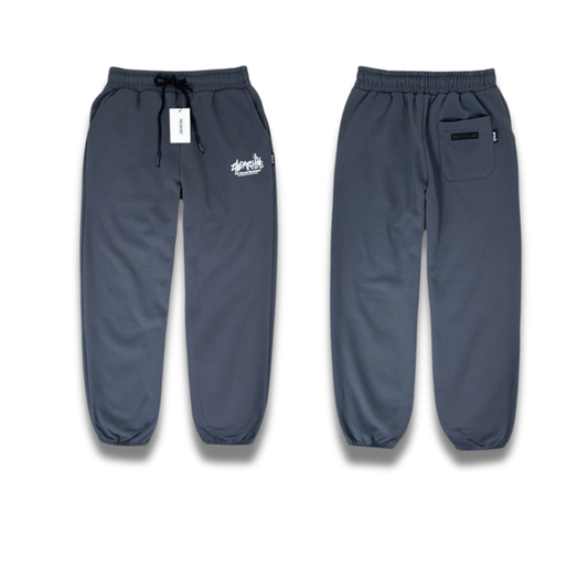 シグネチャーロゴが入ったベーシックジョガーパンツの正面写真