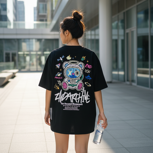 光る宇宙クマTシャツ バックビュー 蓄光グラフィック - 韓国ストリートウェア