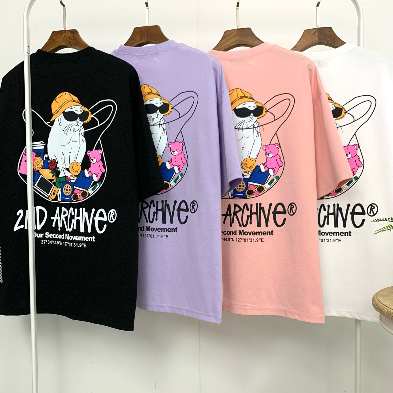 2nd ArchiveのキャラTシャツ、黒・白・ピンク・ラベンダーの4色展開