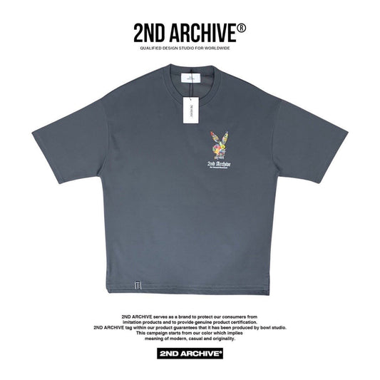 韓国ストリートブランドらしいグレーT、遊び心のあるバックプリントが魅力