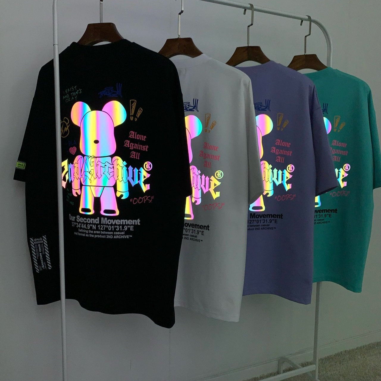 韓国ストリートブランドの人気Tシャツ、手書き風グラフィックが目を引く