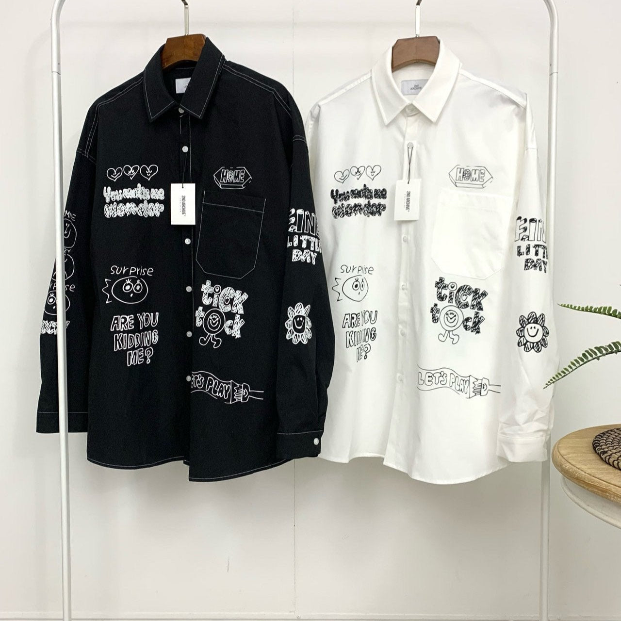 遊び心あふれるプリントが特徴の韓国ファッション長袖シャツ(黒・白)