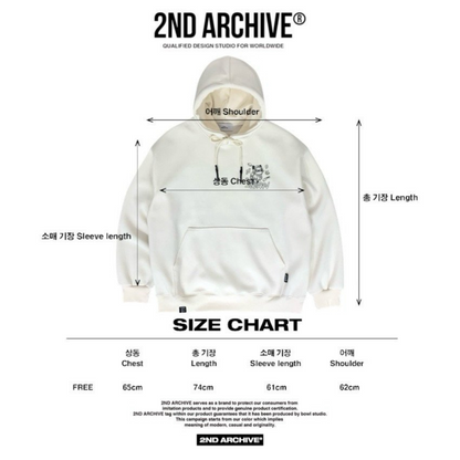 ブラック生地とカラフルなクレヨンプリントのコントラストが映える写真