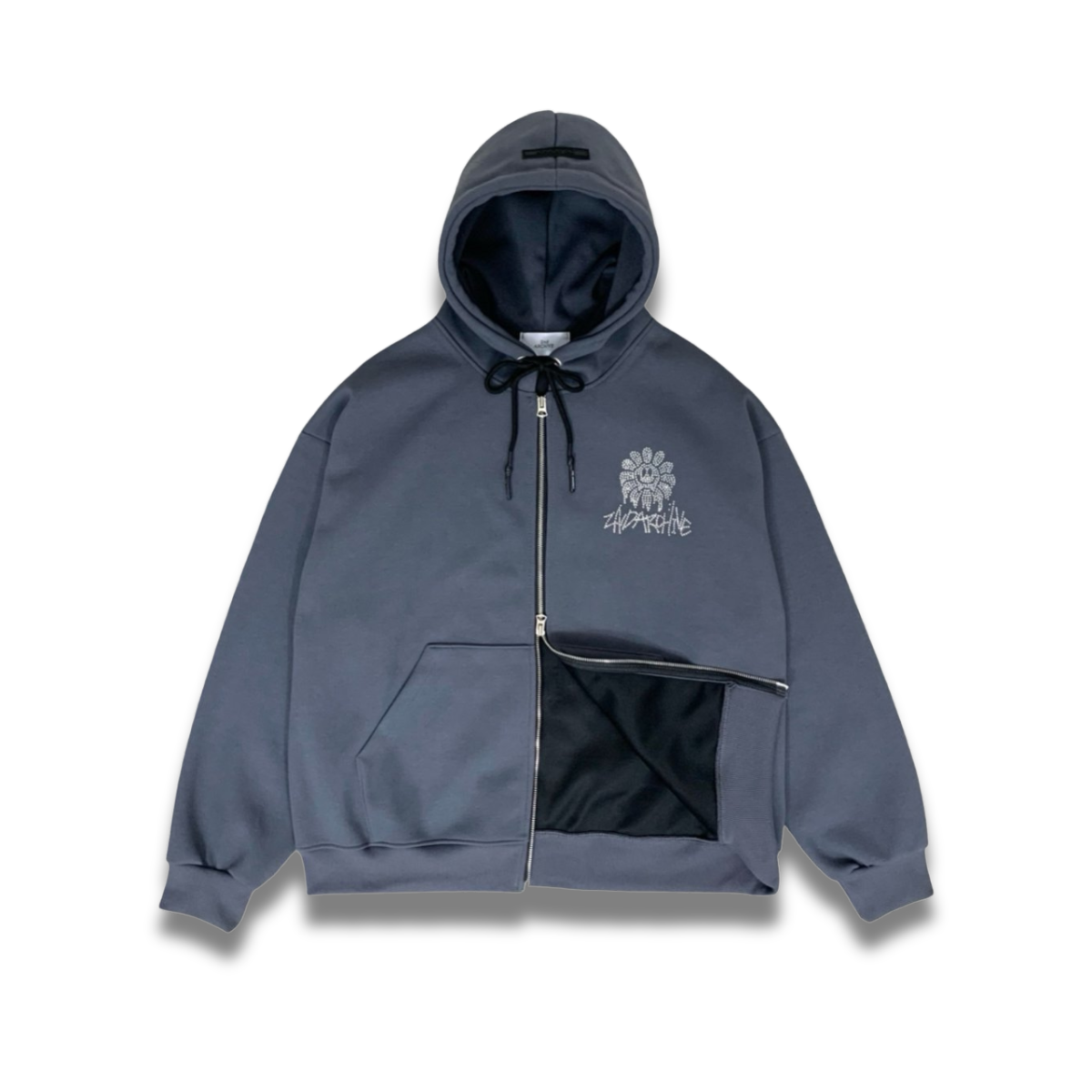 ライトグレーのパーカーを横から撮影したモデルコーデ