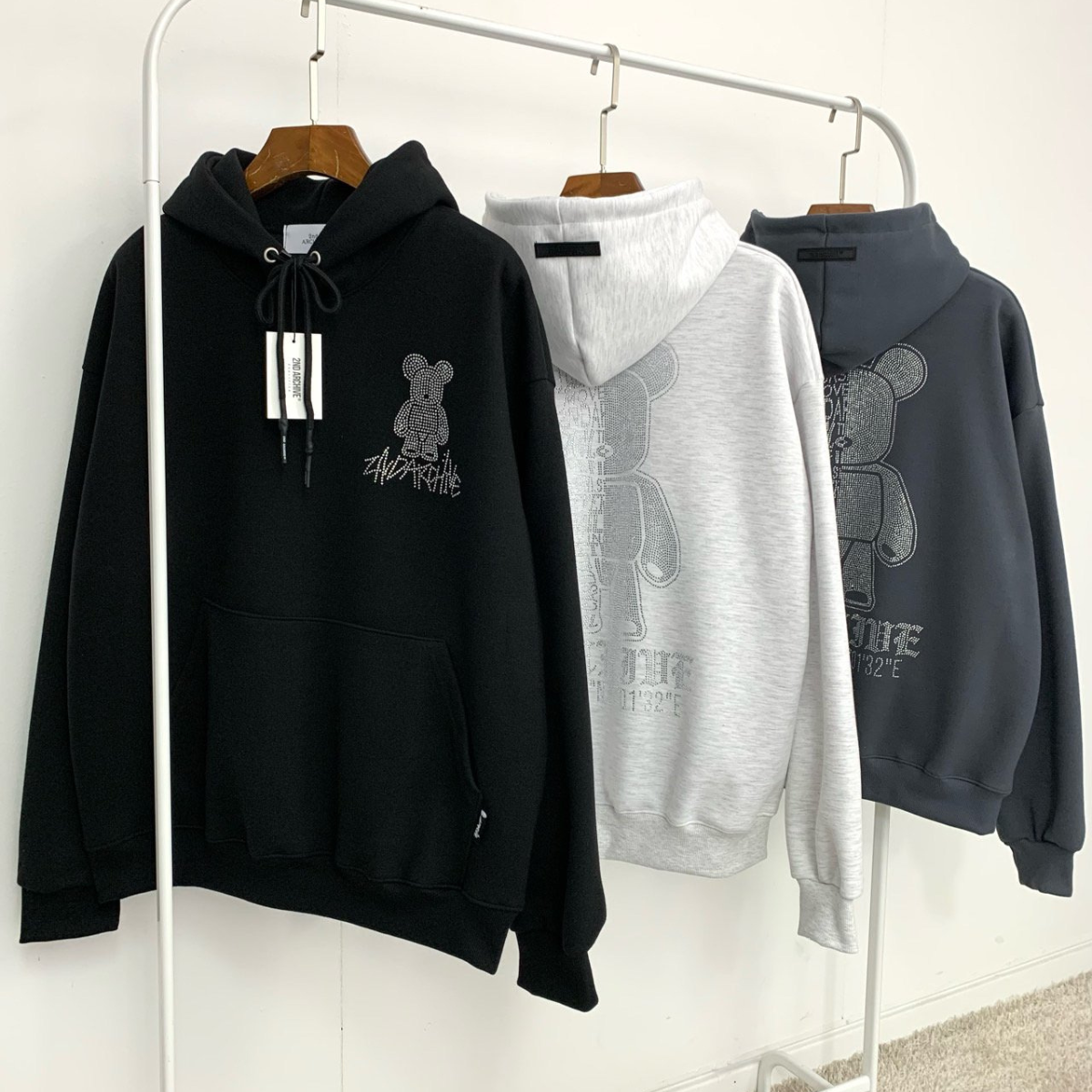 スタッズがアクセントになった胸元デザインの高解像度ショット