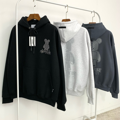 スタッズがアクセントになった胸元デザインの高解像度ショット