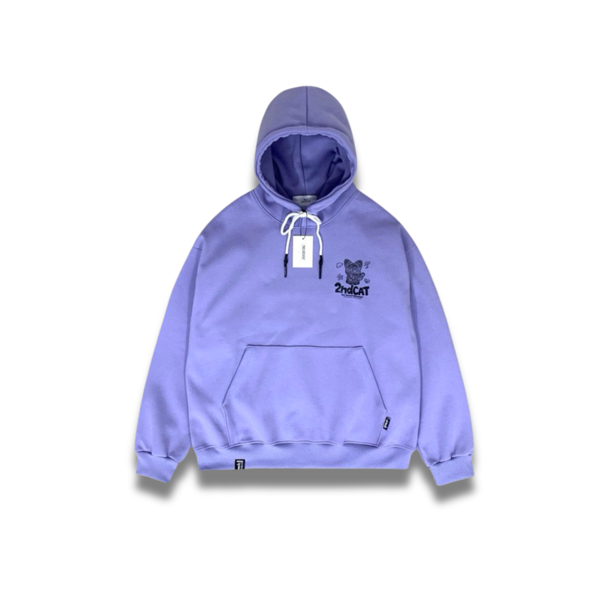 胸元の反射キャットプリントが際立つ高解像度ディテールカット