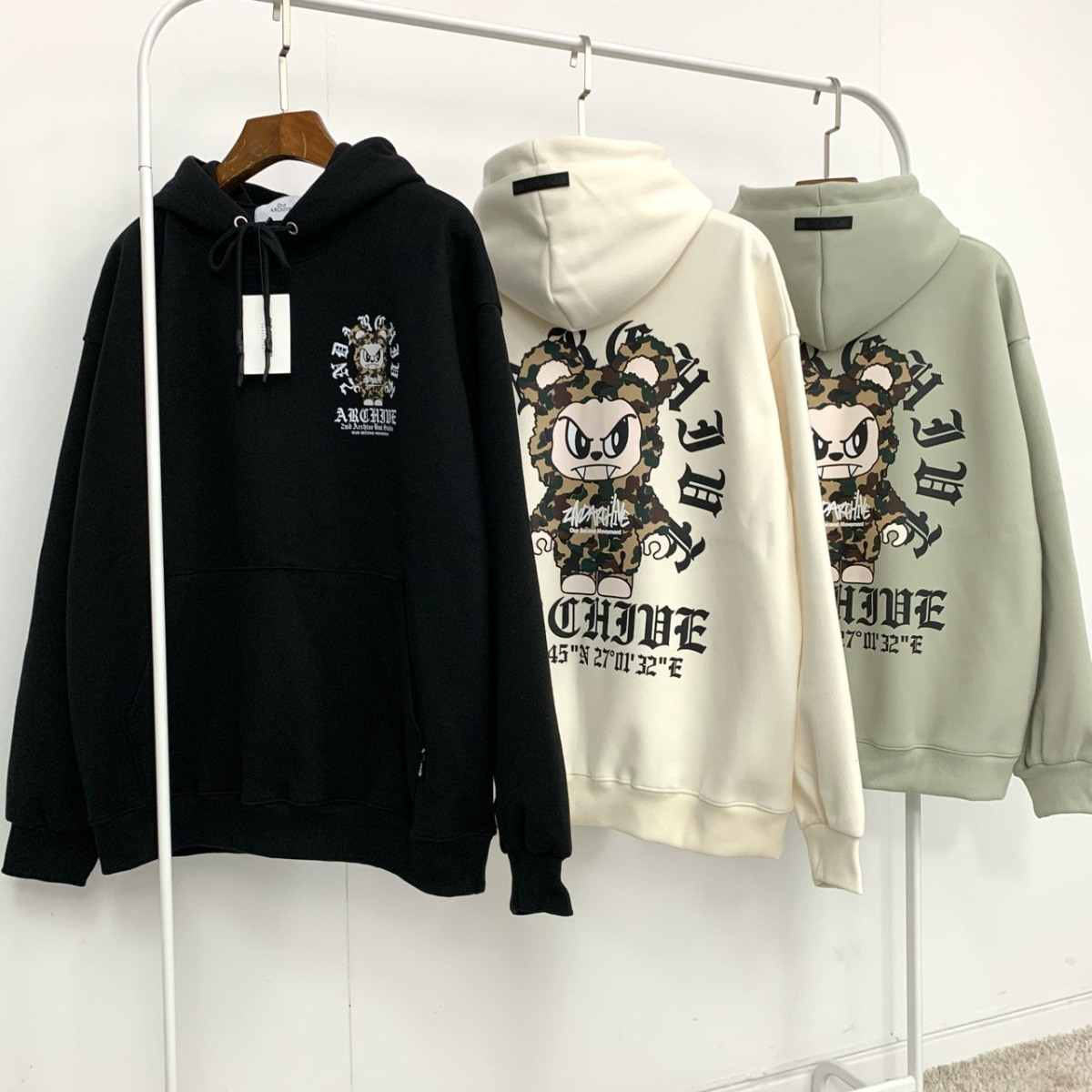 ブラック生地と白いサークルロゴのコントラストが映える前面写真