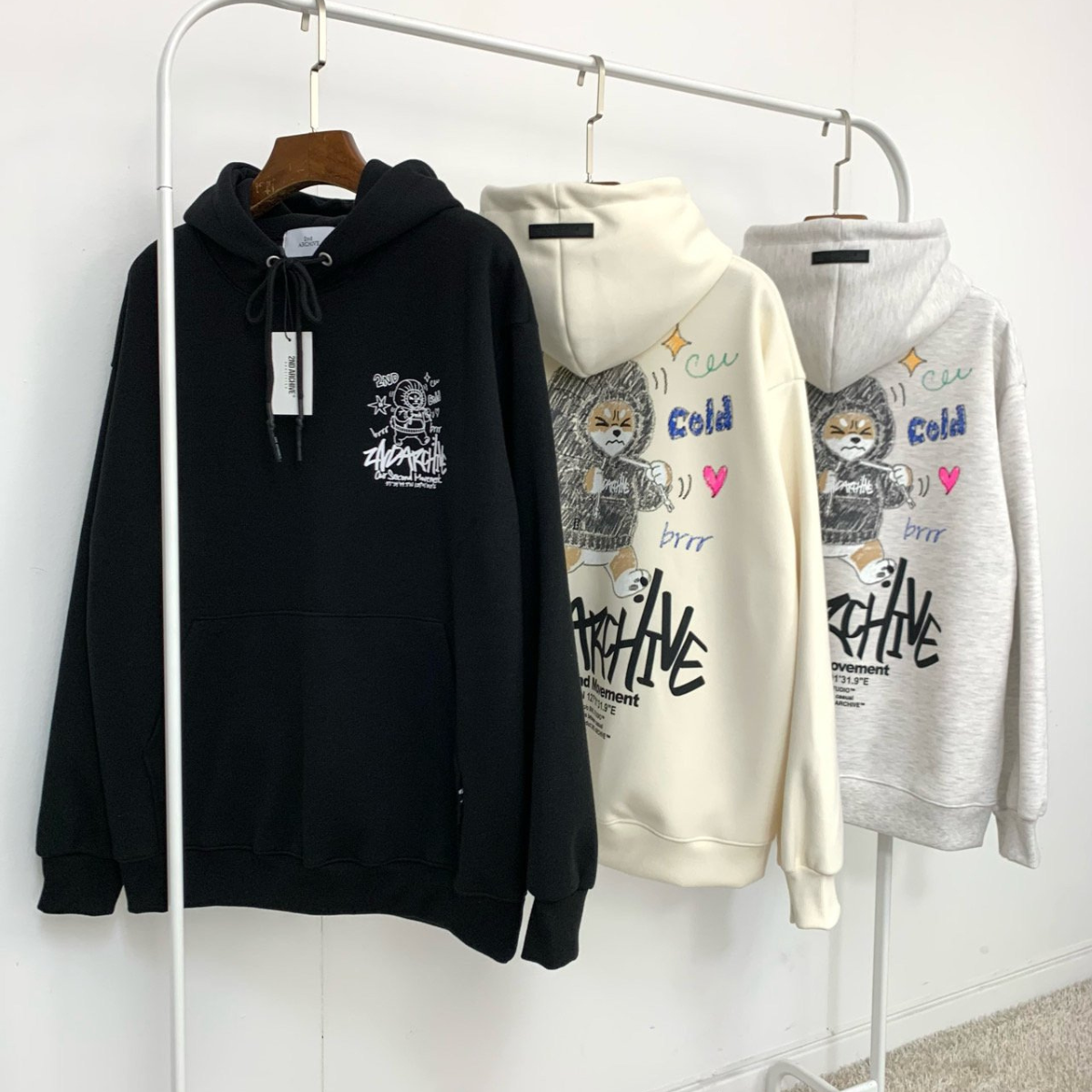 コーギーの表情や線の細部が見えるプリントのズームショット