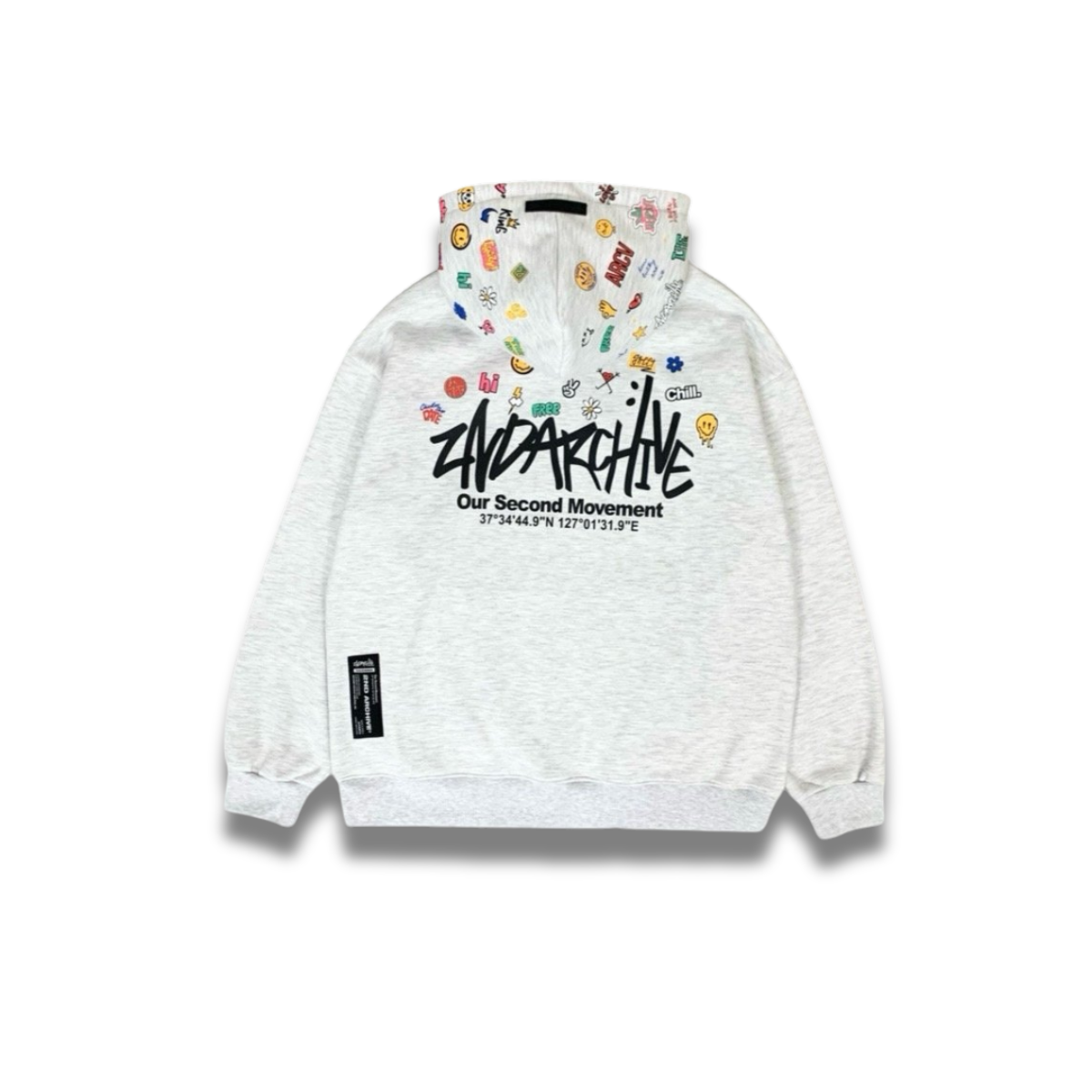 クリーム色のパーカーとジョガーパンツのセットコーデ