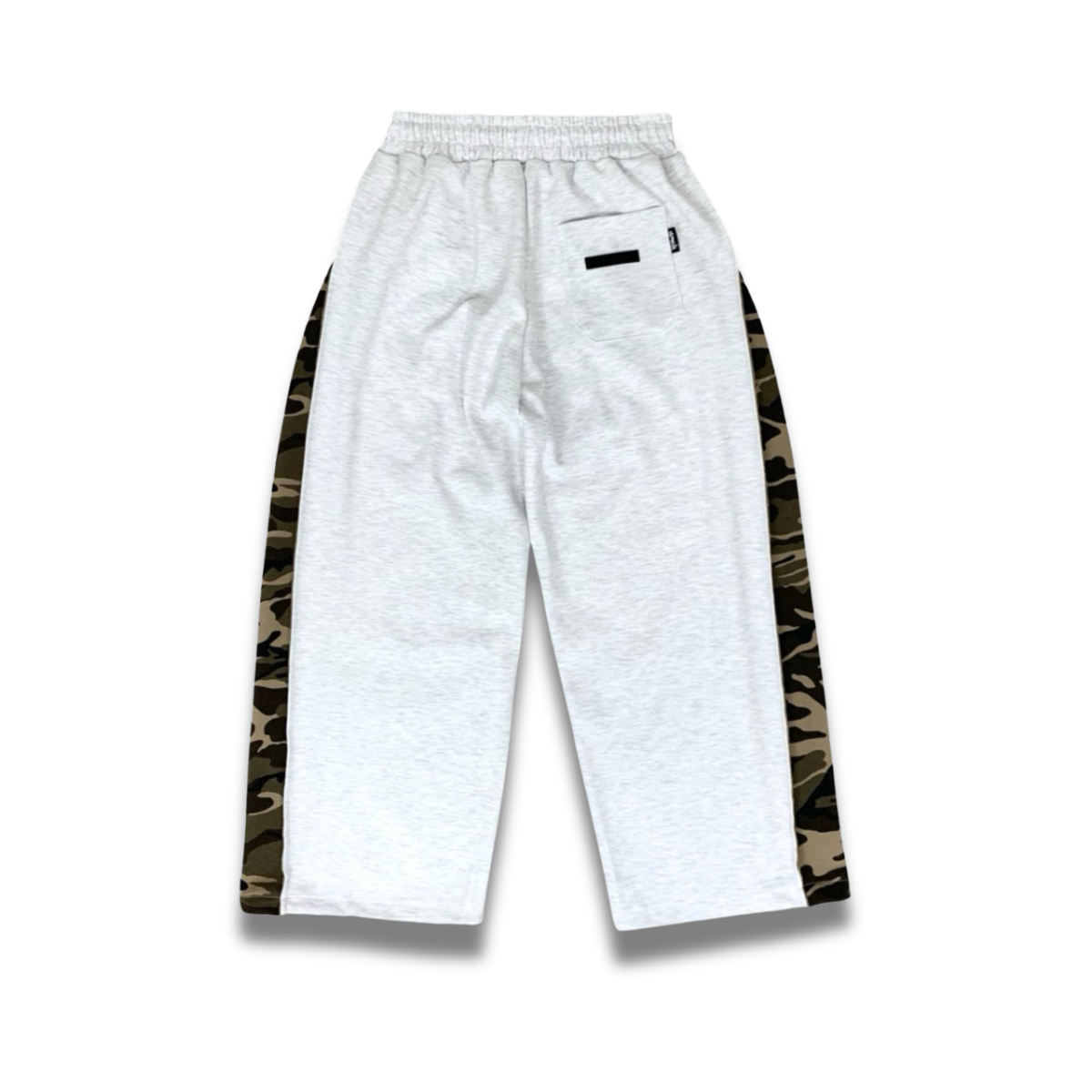 ブラック×カモ柄のワイドパンツを着たモデルの全身スタイリング