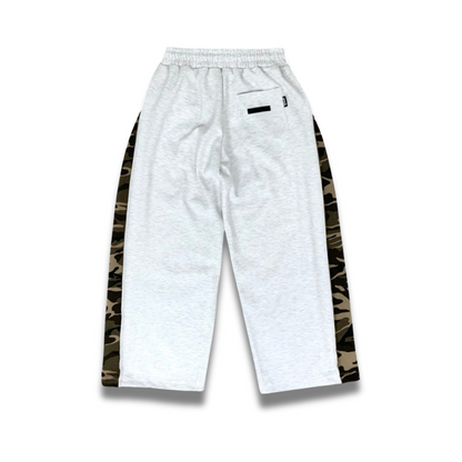 ブラック×カモ柄のワイドパンツを着たモデルの全身スタイリング