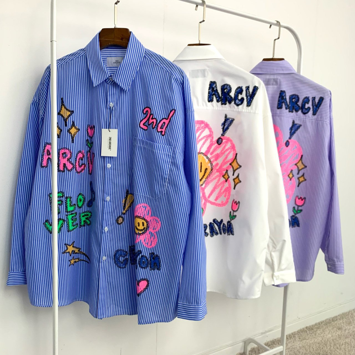 シンプルなコーデに合わせやすい花柄シャツの前面カット