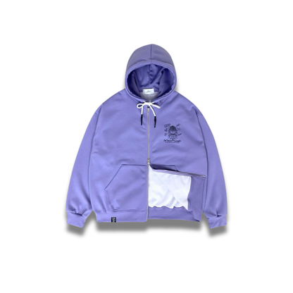 ベアデザインがアクセントになったクリームパーカーの着用シーン