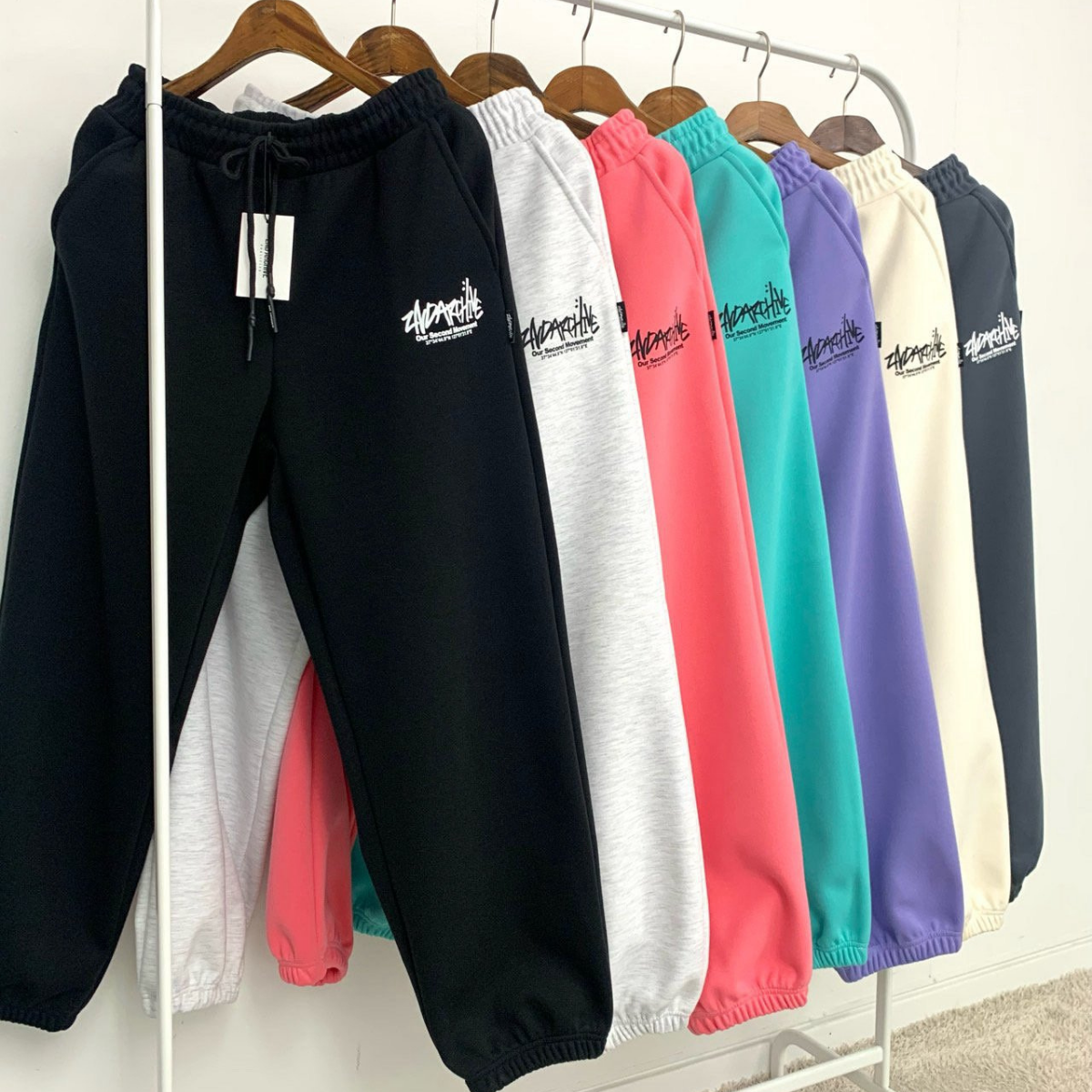 ブラックパンツの柔らかいスウェット素材の近距離写真