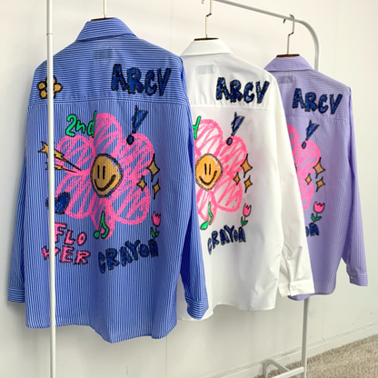 ブラックシャツの背面デザインとシルエットがわかる後ろ姿写真