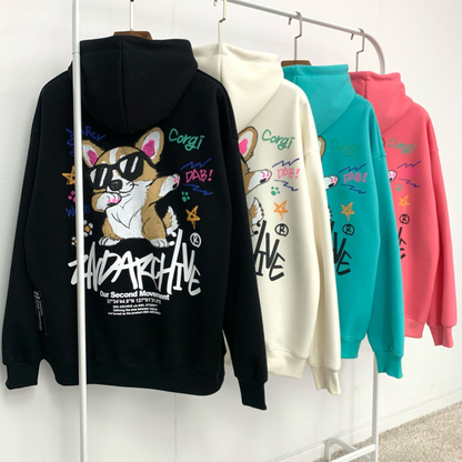 並んだコーギーのユニークなデザインが特徴的なフロントスタイル