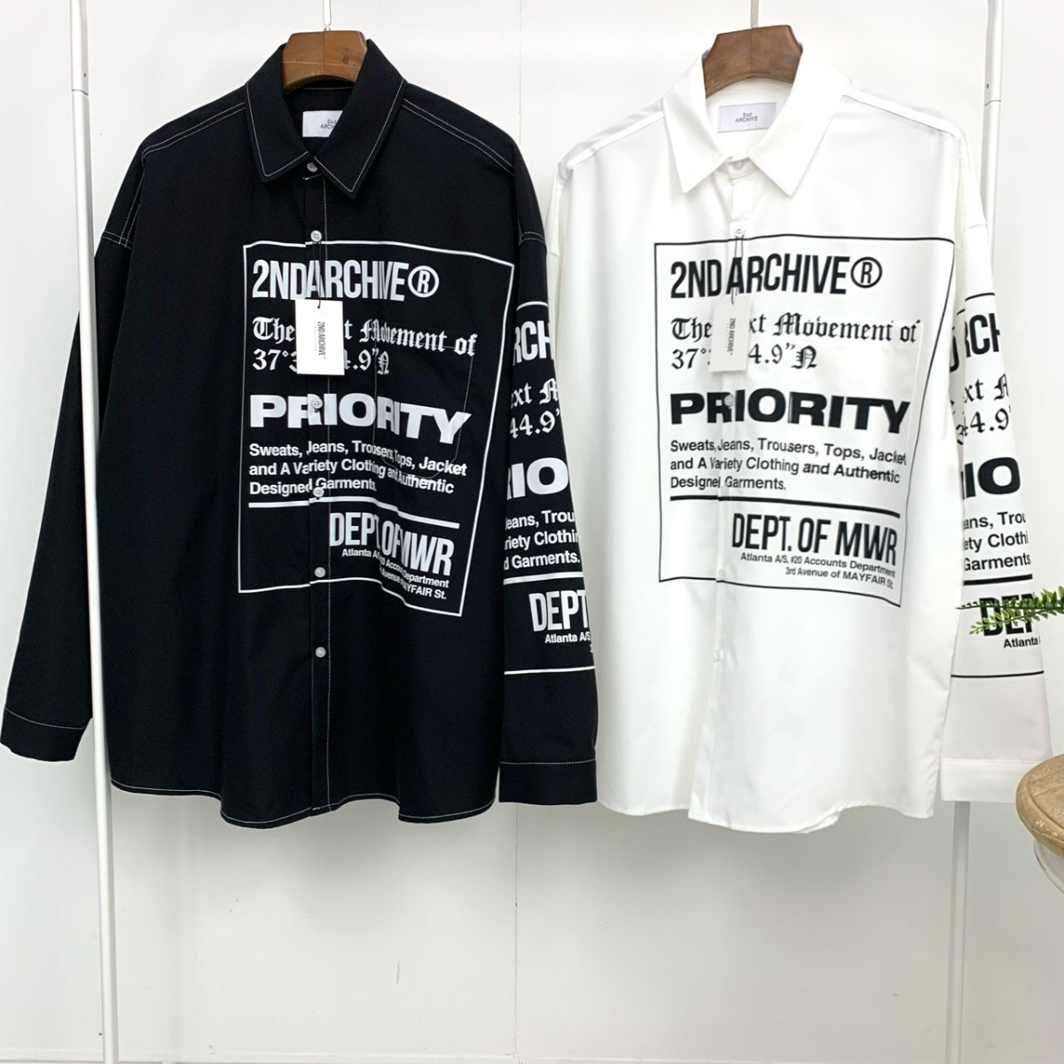 ネイビー生地の質感とプリントの鮮明さを写したアップ画像