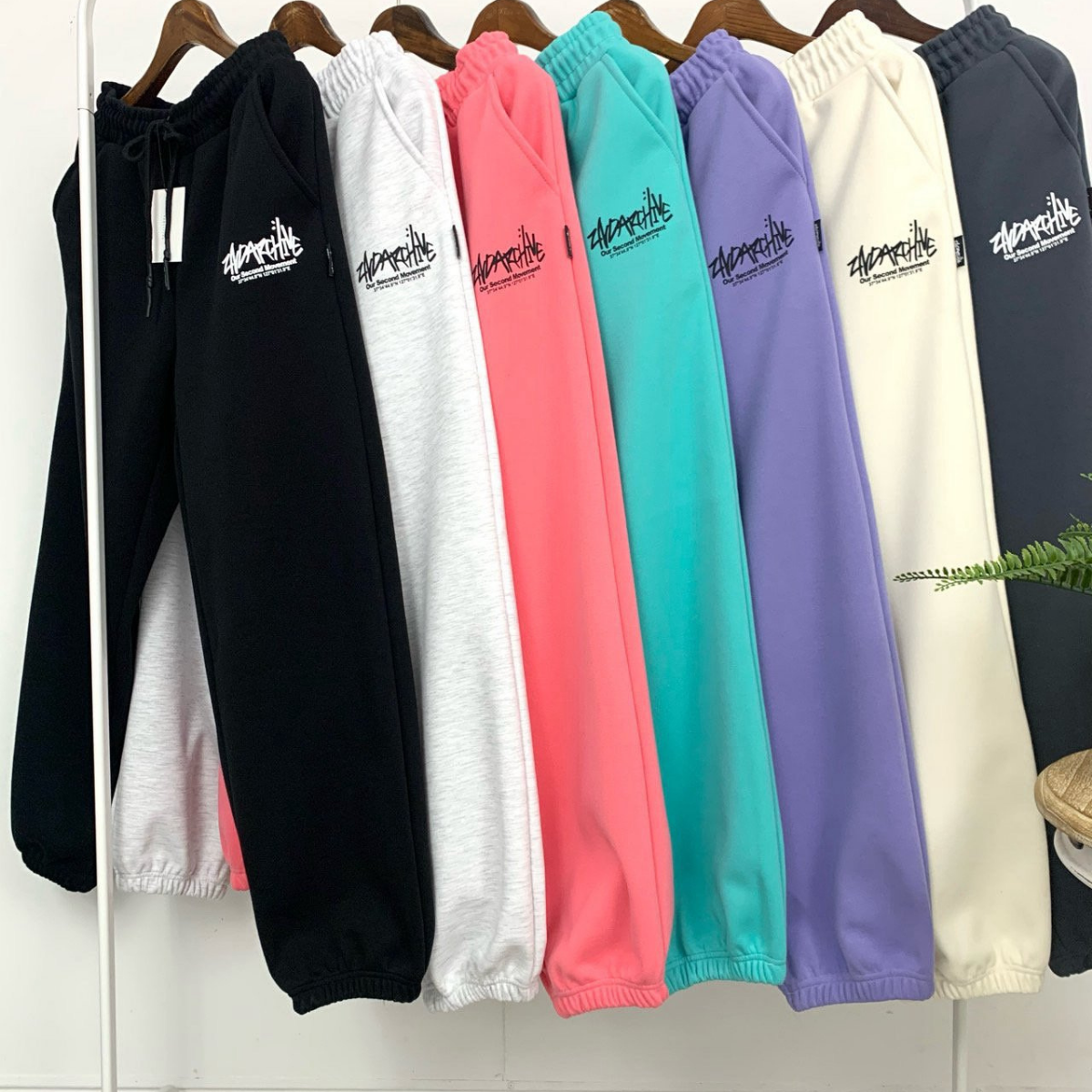 クリーム色のジョガーを着たモデルの正面カット