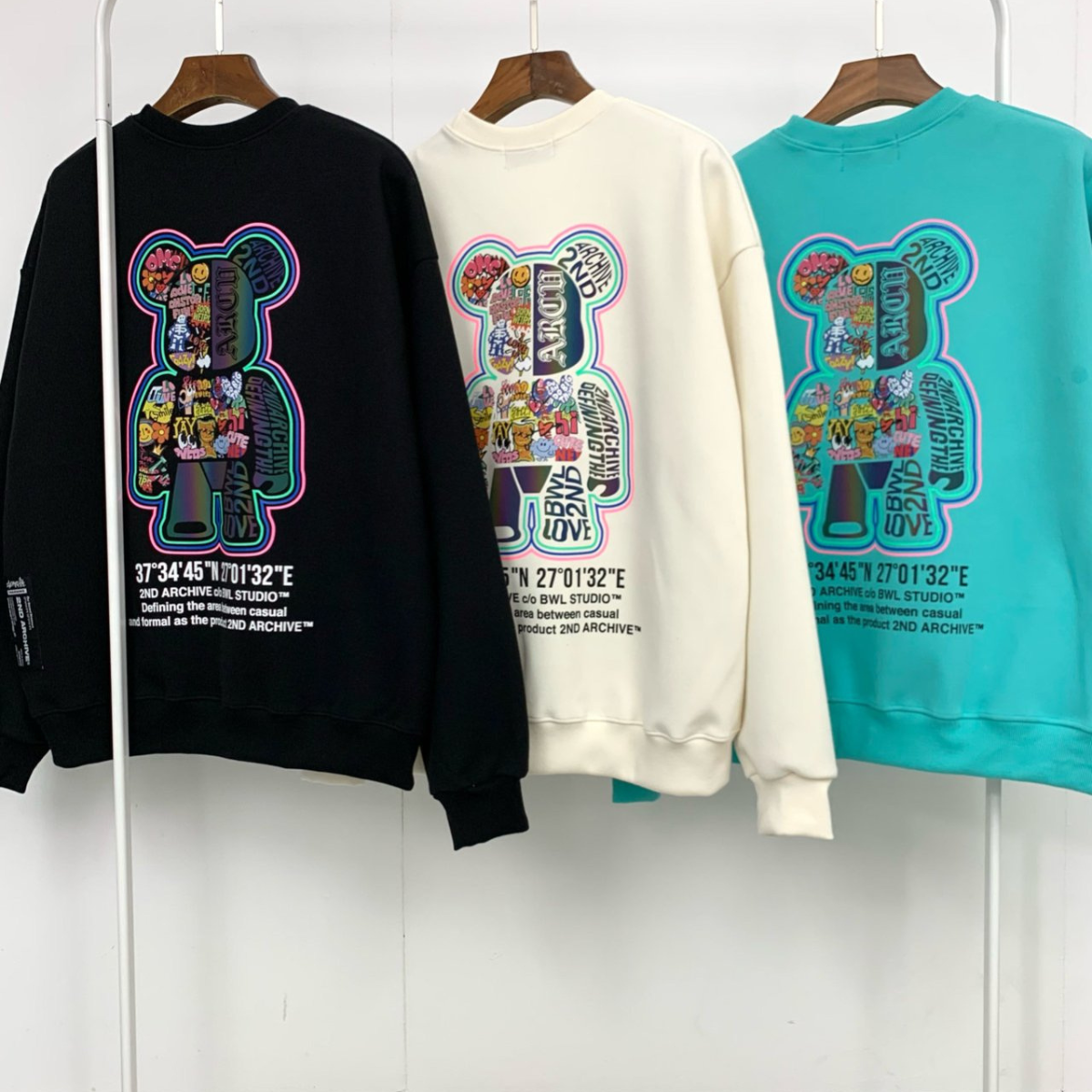 ブラックスウェットを横から撮影したスタイリング写真