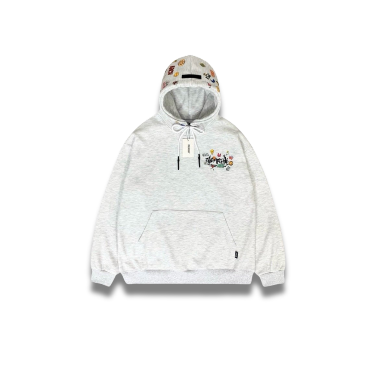 ライトグレーのパーカーをカジュアルに着こなしたモデル写真