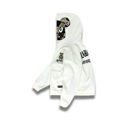 横向きで撮影されたライトグレーパーカーの自然な着用イメージ