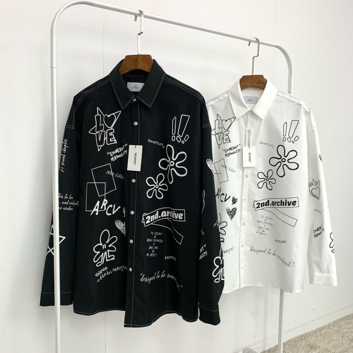 シンプルなボトムスと合わせたスターフラワーシャツのコーディネート例