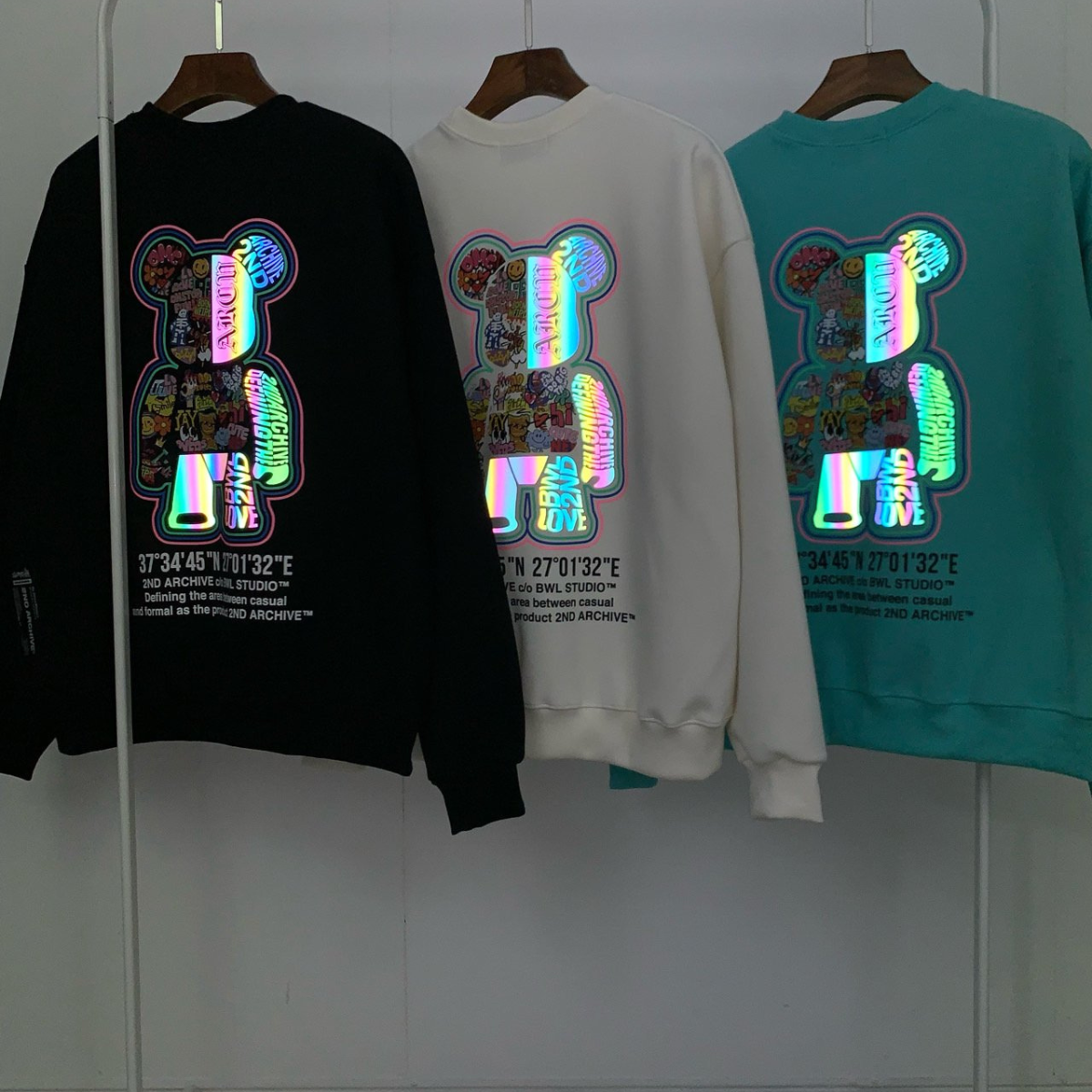 ライトグレーのスウェットとパンツのセットアップコーディネート