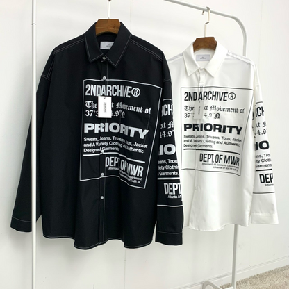 シンプルなボトムスと合わせたスクエアレタリングシャツのコーデ例