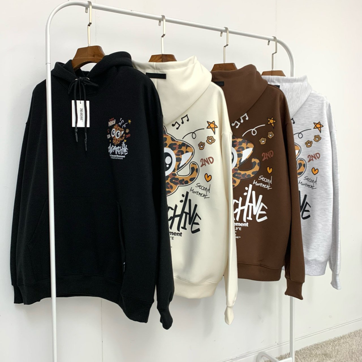 ヒョウ柄猫プリントがアクセントになったパーカーの前面カット