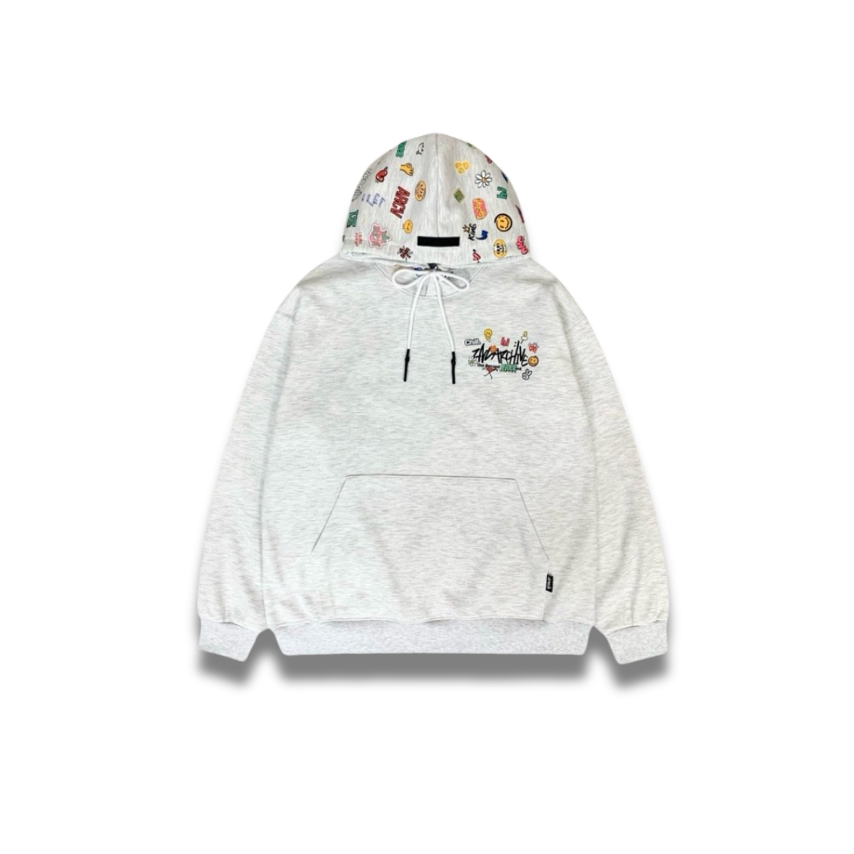 秋冬向けの厚手パーカーの素材感が分かる斜めアングル