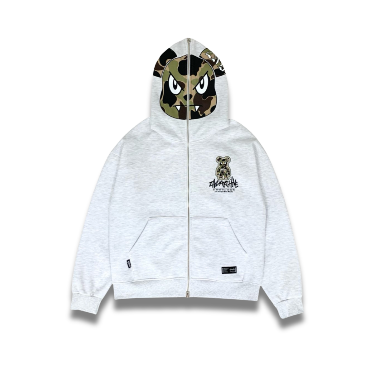 ライトグレーのパーカーに施されたカモベアプリントの拡大ショット