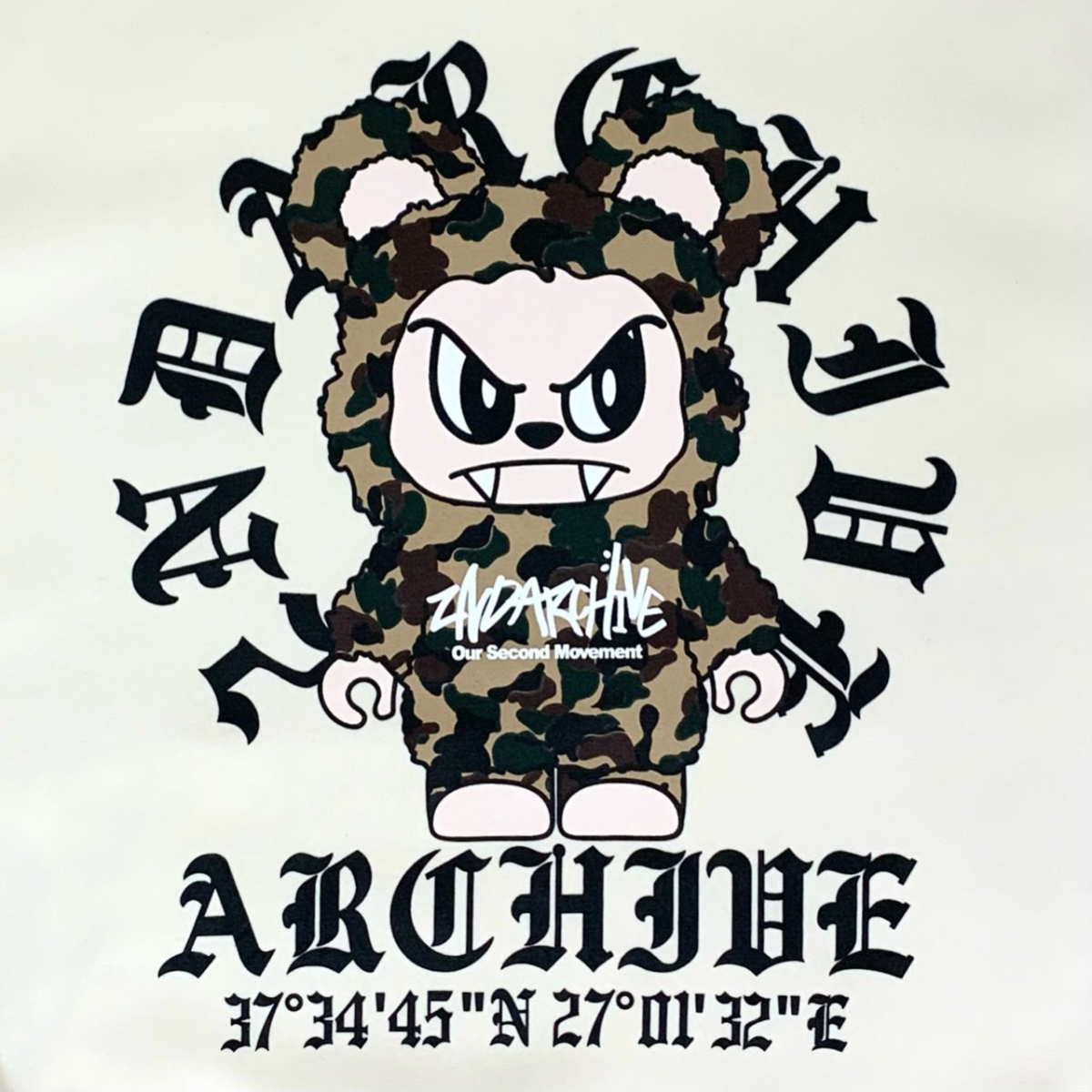 サークルロゴと怒ったクマのプリントが際立つフロントデザイン写真