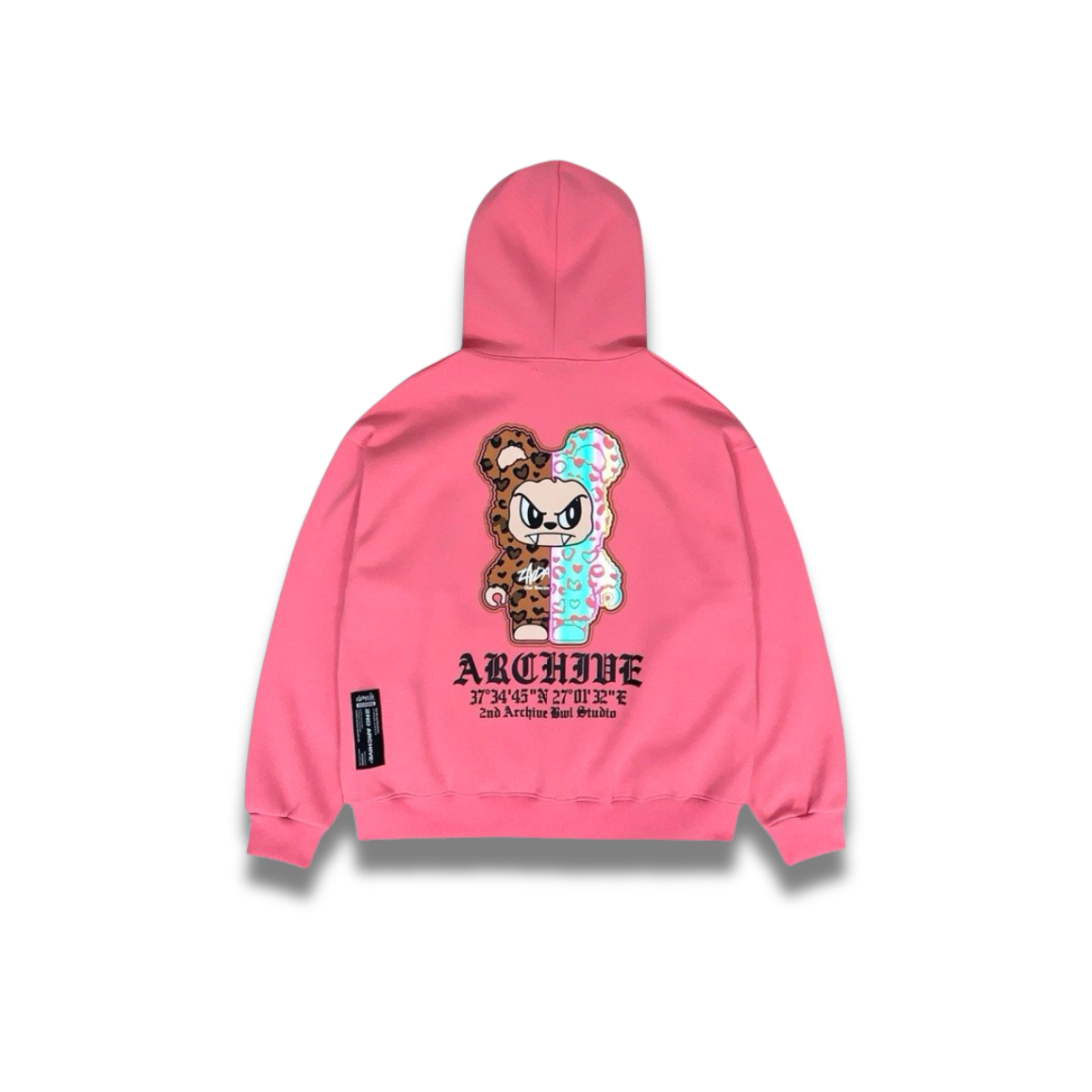 ブラウンのパーカーを着たモデルの自然なポージング写真