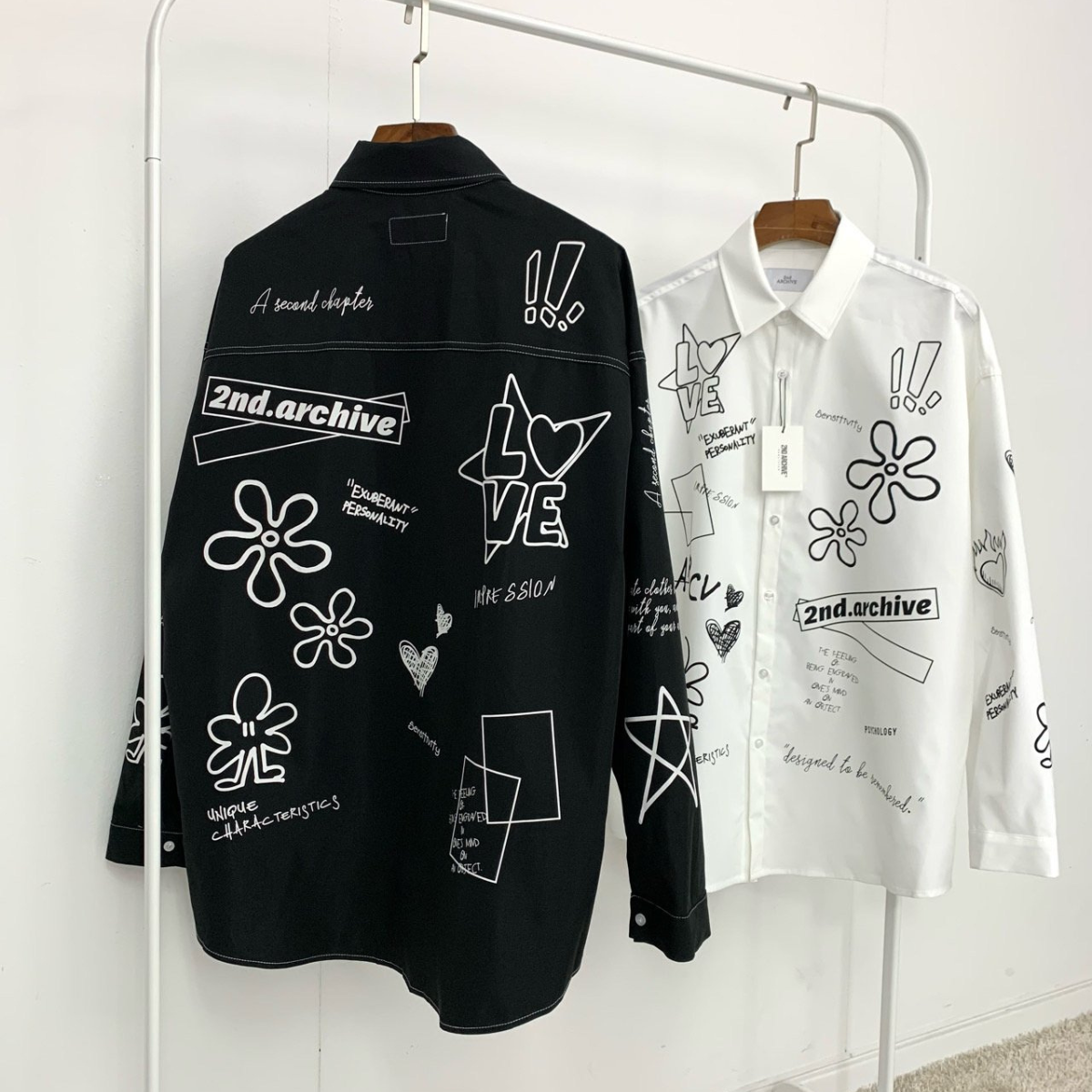 胸元のグラフィックデザインの線と色味がわかる高解像度ショット