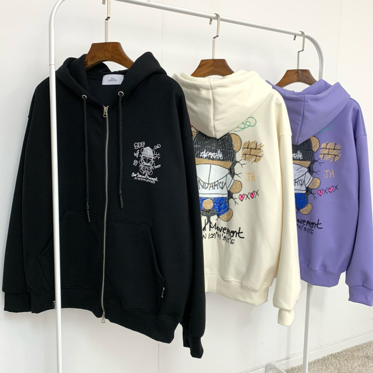 ベアプリントがワンポイントになったジップアップパーカーの平置き画像