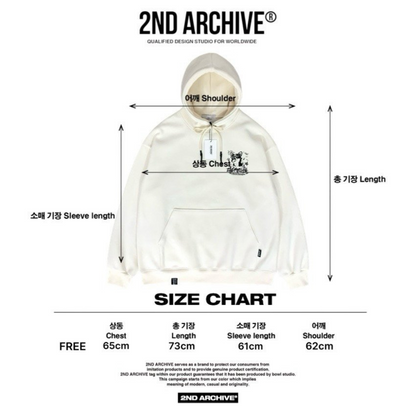 ユニセックスで着られるオーバーサイズパーカーの自然な着用写真