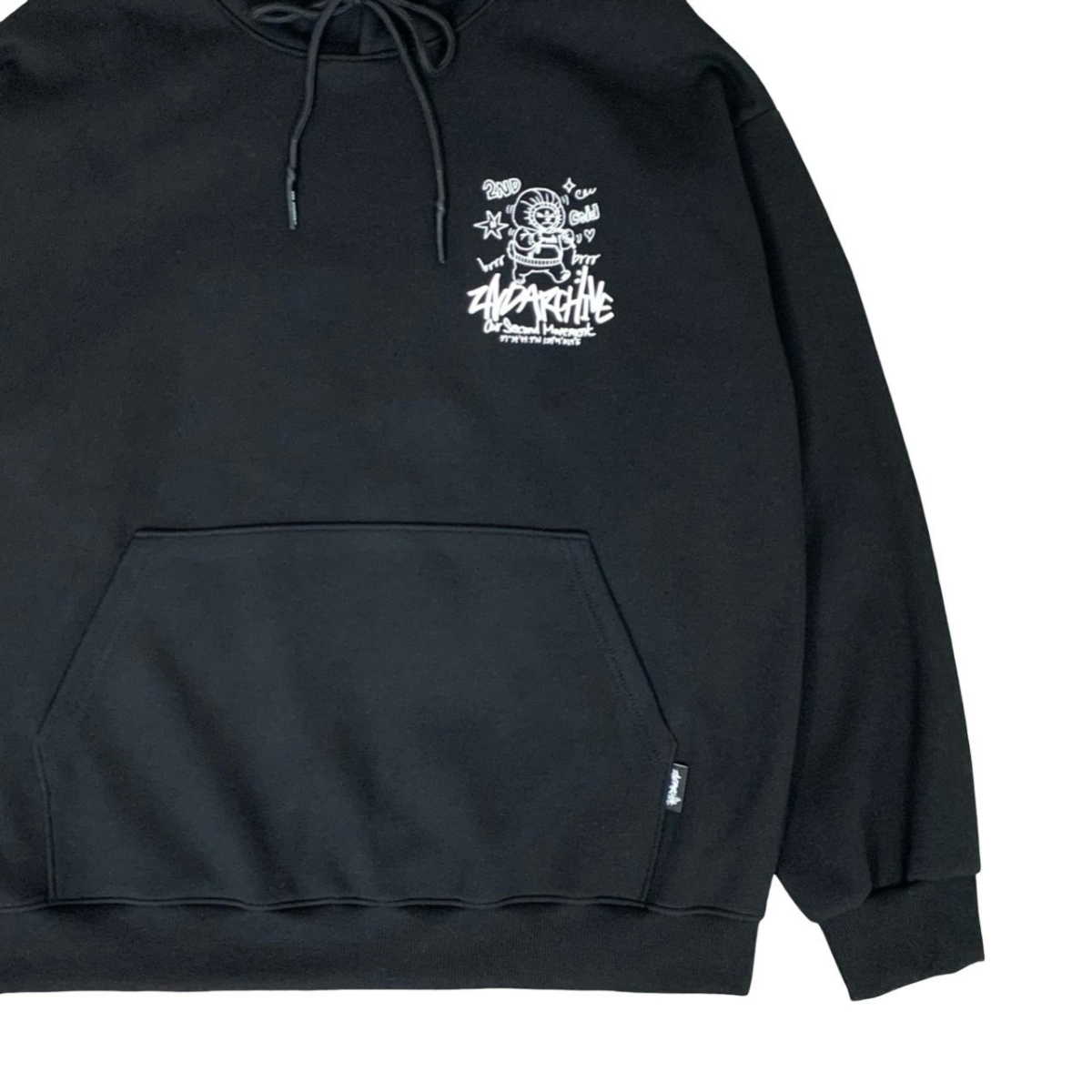 クリームパーカーのフード部分と胸元プリントの構図が分かる写真